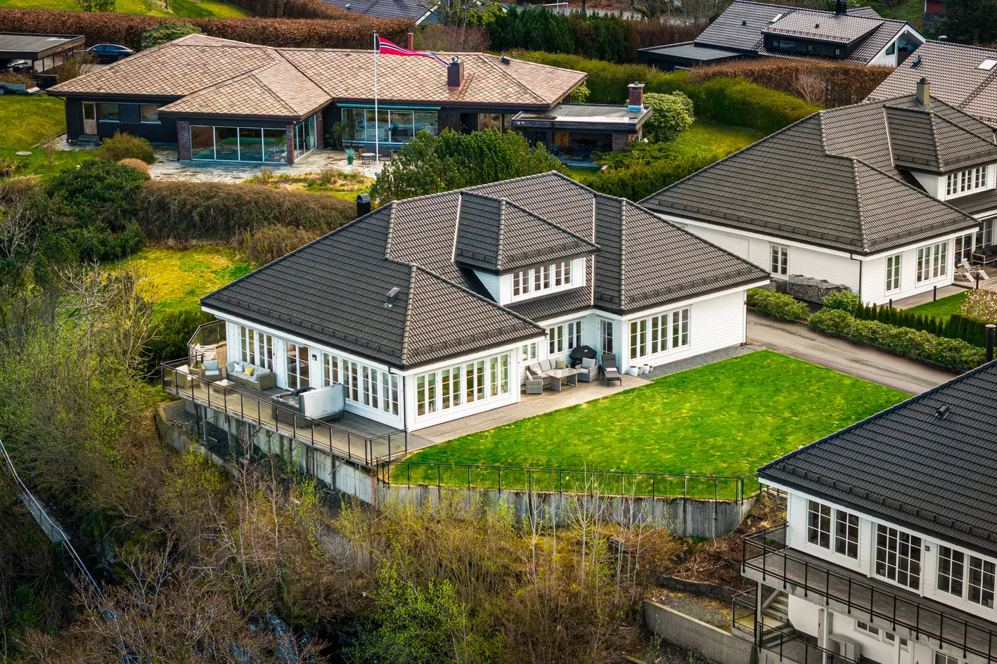Stor og moderne familiebolig i eksklusivt villaområde | Idyllisk uteplass, dobbel garasje og fantastisk sol og utsikt! photo 2