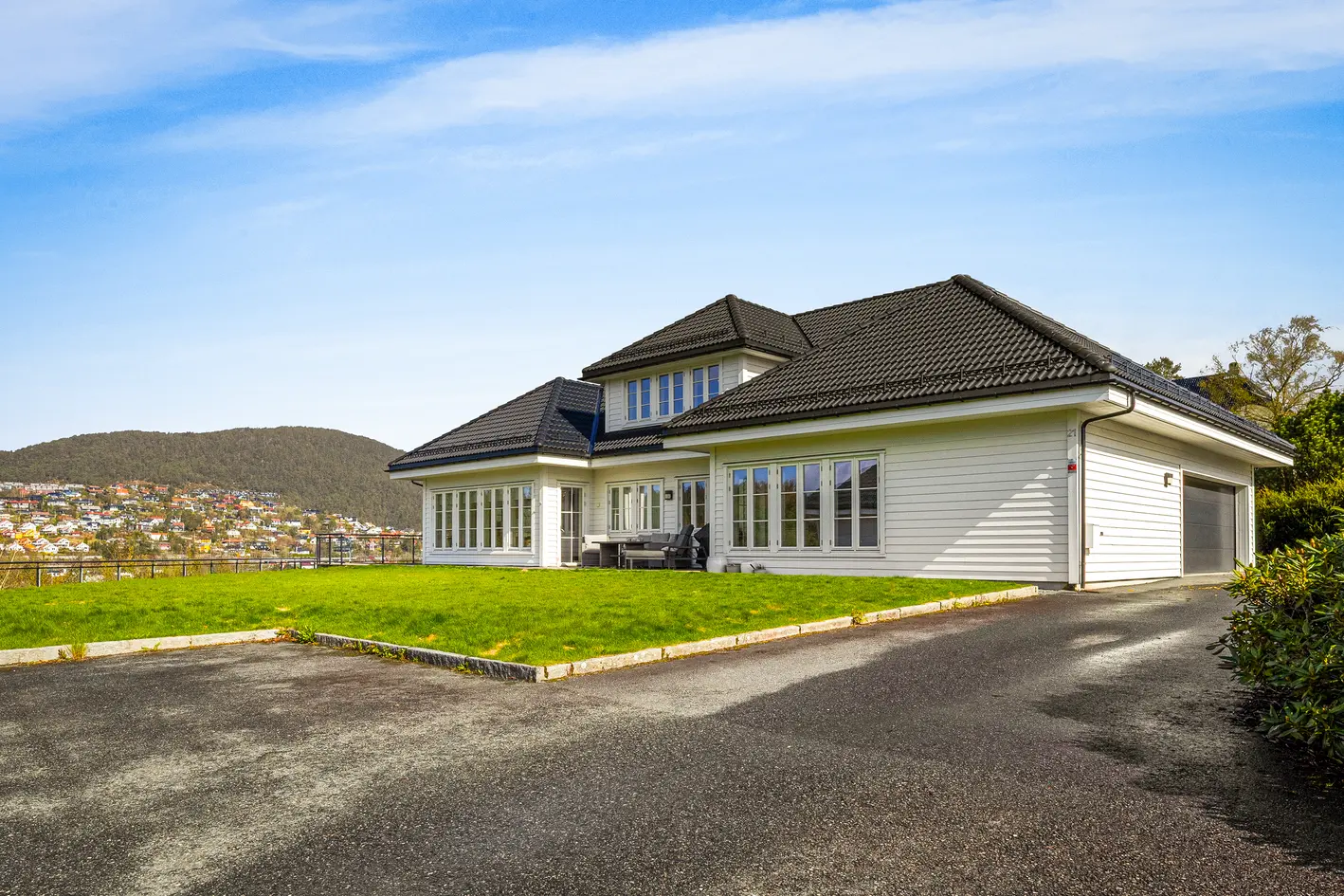 Stor og moderne familiebolig i eksklusivt villaområde | Idyllisk uteplass, dobbel garasje og fantastisk sol og utsikt! photo 4