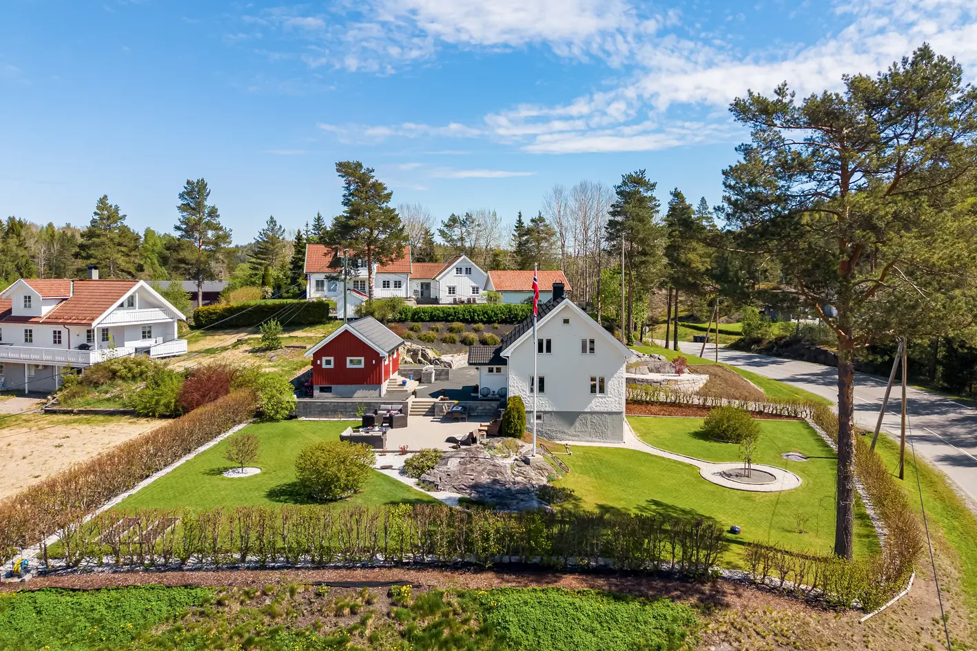 Meget innbydende enebolig med en fantastisk opparbeidet hage! Pusset opp i nyere tid og romslig tomt. Må oppleves!, vegårshei