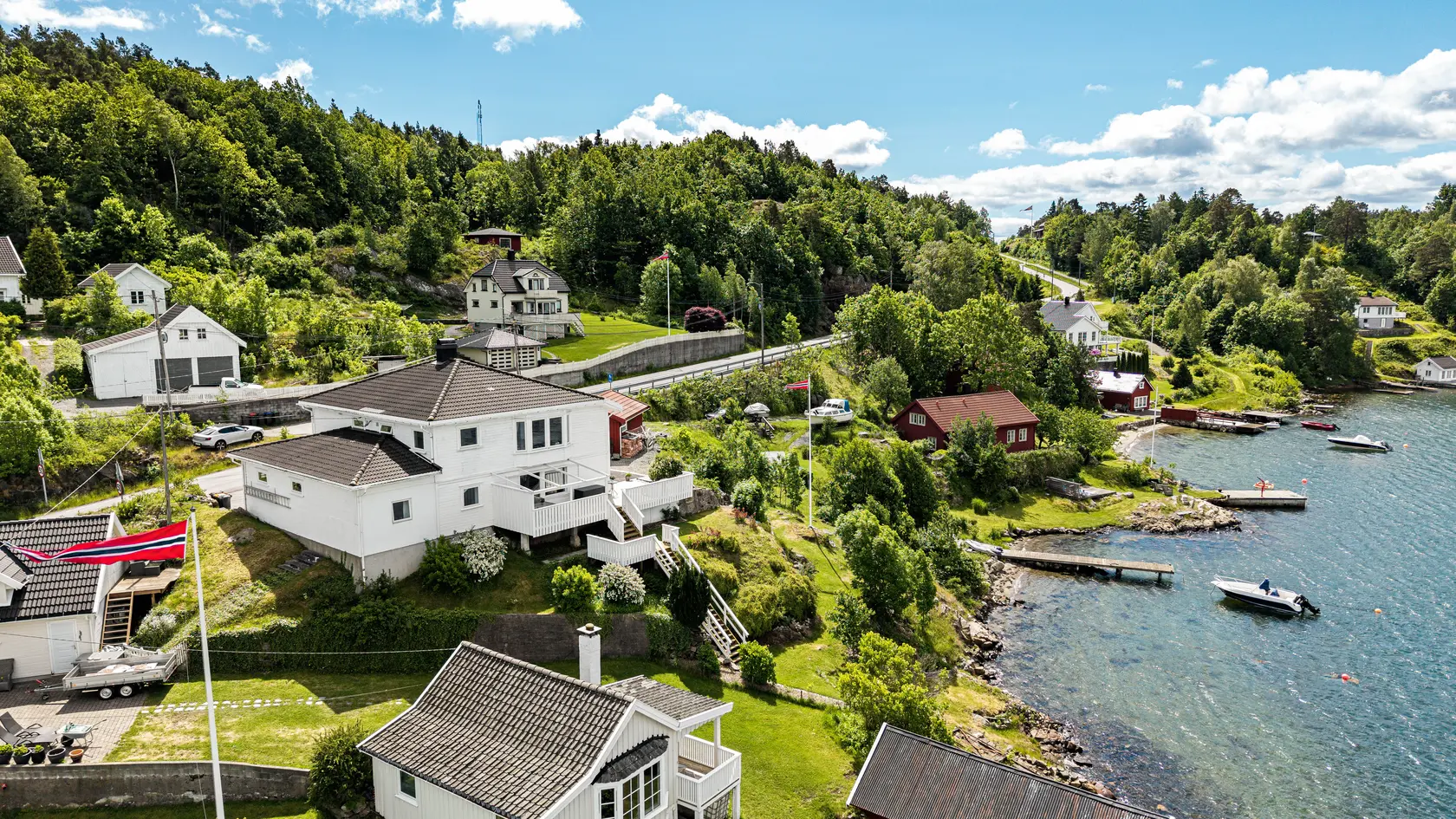 Innholdsrik og moderne strandeiendom - Flott utsikt over Tromøysund - Solrike uteområder og terrasser - Hybel