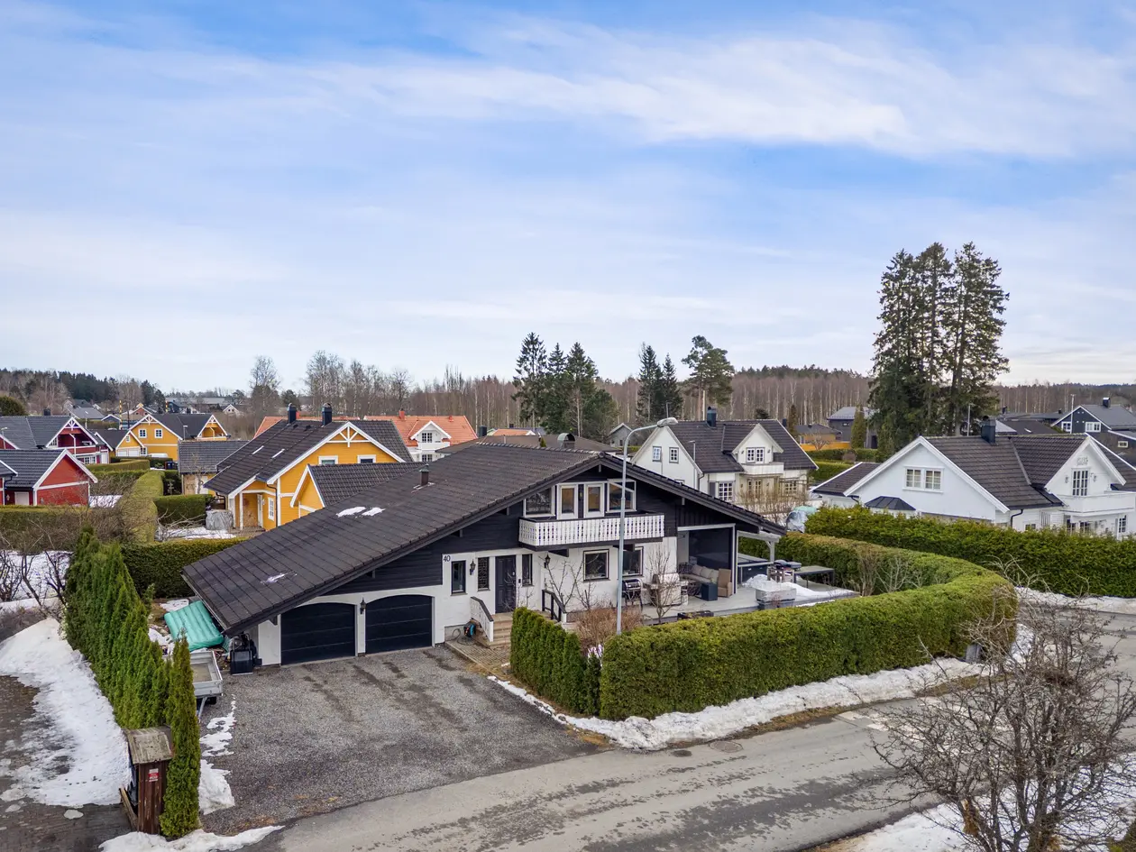 Stort Tyrolerhus på flott hjørne tomt | Flotte uteplasser & mye sol! | Dobbelgarasje & solcellepanel! 