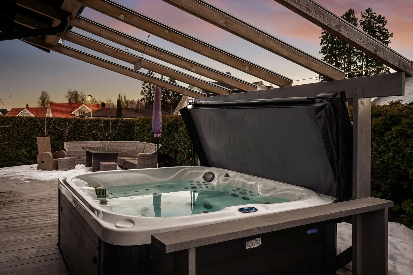 Stort Tyrolerhus på flott hjørne tomt | Flotte uteplasser & mye sol! | Dobbelgarasje & solcellepanel!  photo 2