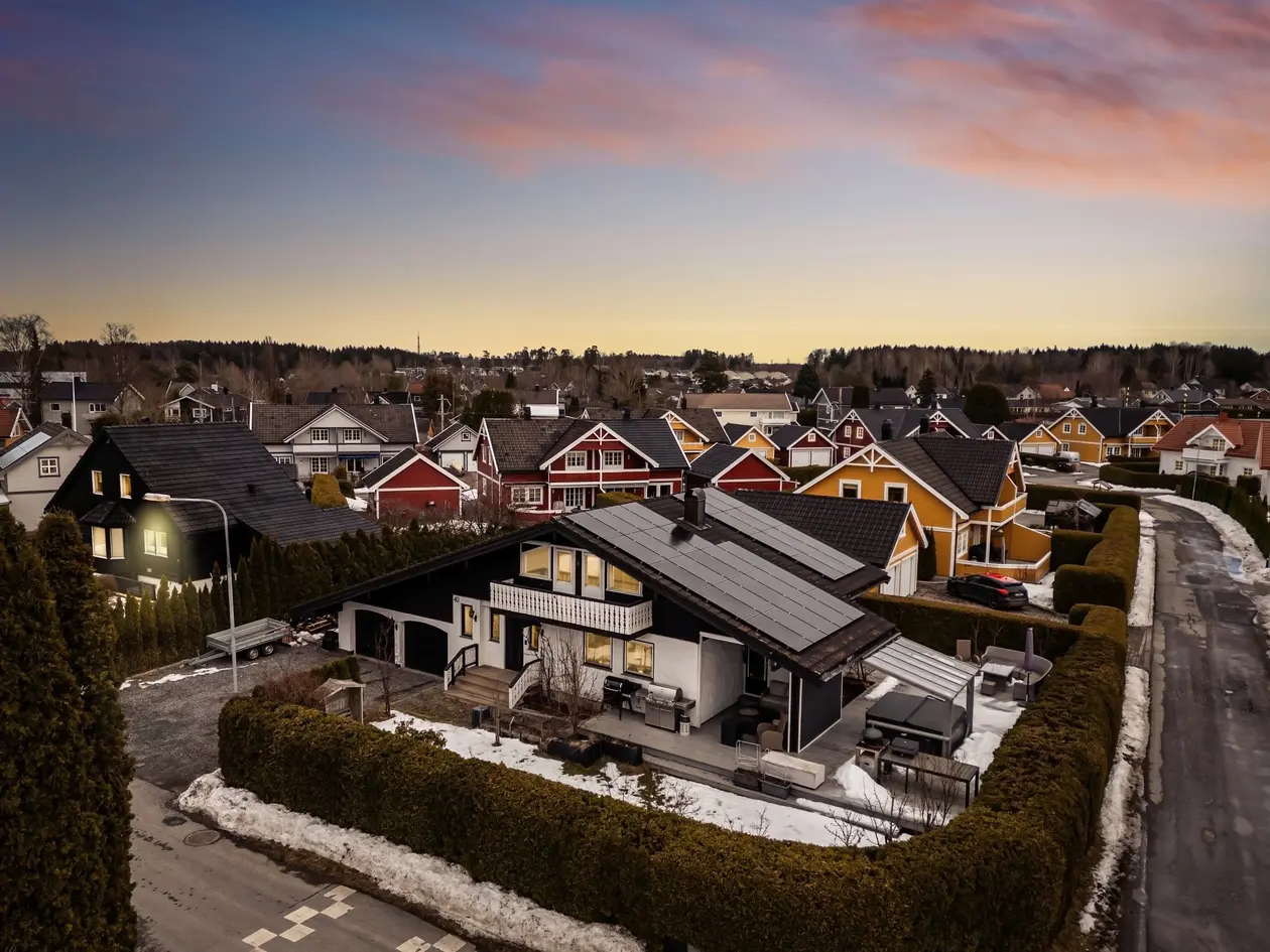 Stort Tyrolerhus på flott hjørne tomt | Flotte uteplasser & mye sol! | Dobbelgarasje & solcellepanel!  photo 3