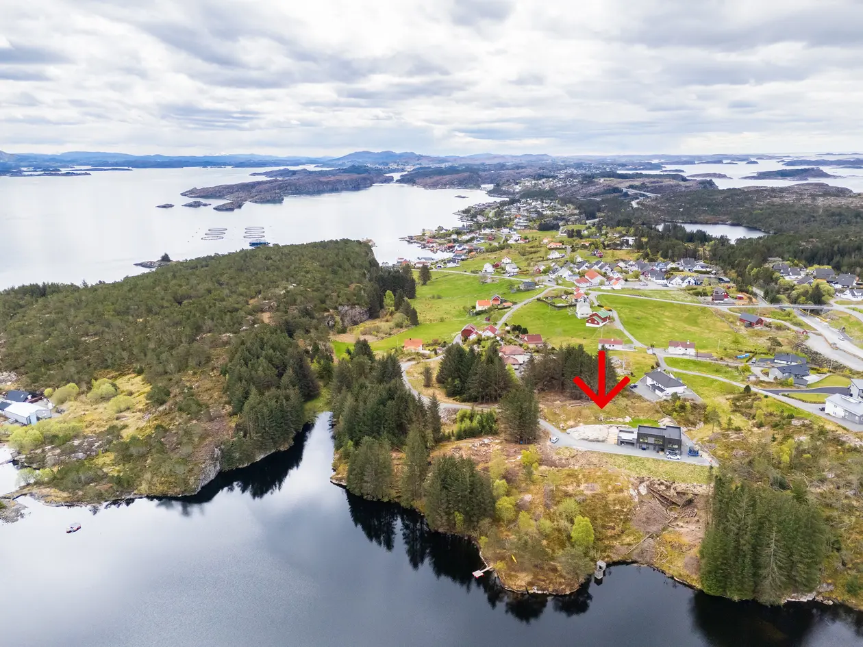 Stor og fin tomt i rolige og naturskjønne omgivelser.