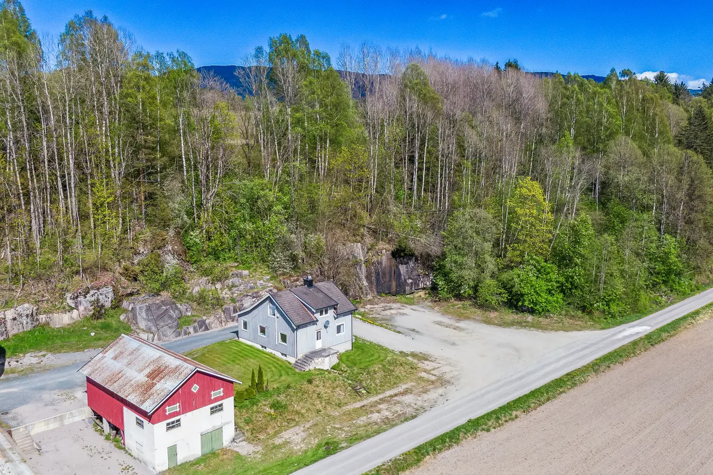 Slåttun - Konsesjonsfritt småbruk på 24,3 dekar med stort potensiale, sentralt i Bø. 20 daa dyrka jord mot Bøelva. photo 4