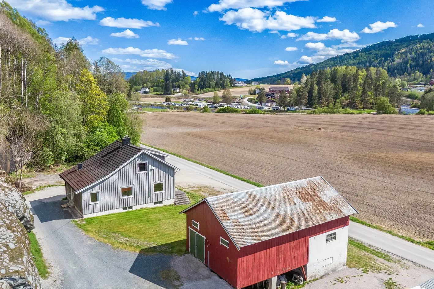 Slåttun - Konsesjonsfritt småbruk på 24,3 dekar med stort potensiale, sentralt i Bø. 20 daa dyrka jord mot Bøelva. photo 3