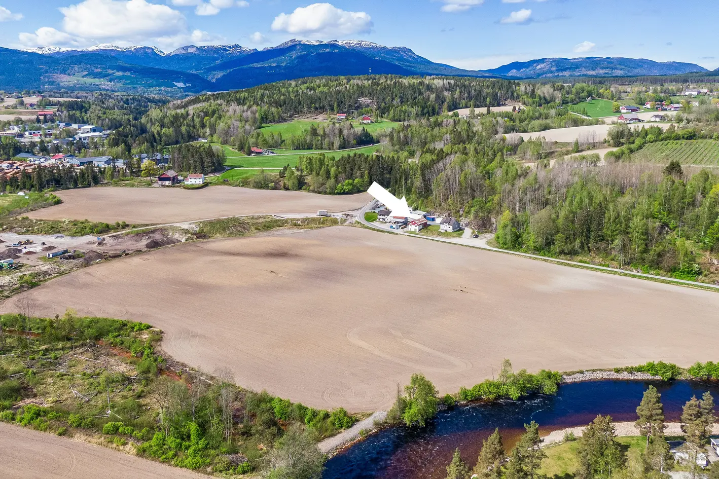 Slåttun - Konsesjonsfritt småbruk på 24,3 dekar med stort potensiale, sentralt i Bø. 20 daa dyrka jord mot Bøelva. photo 1