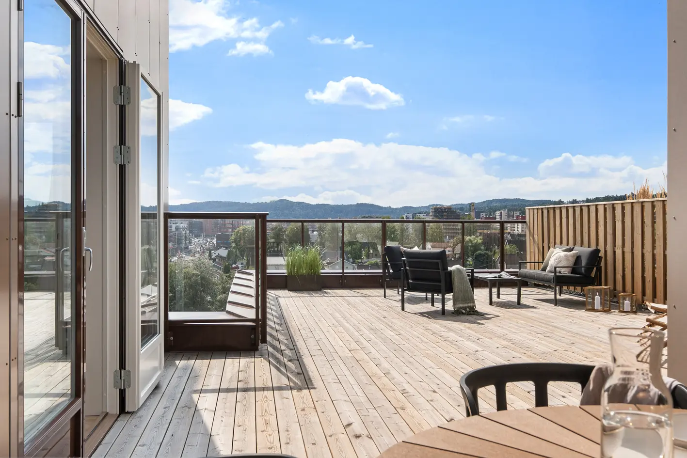 Rålekker nyere 4-roms m/sentral beliggenhet! Privat takterrasse og fantastisk utsikt - Vannbåren varme - 2 bad - Må ses!