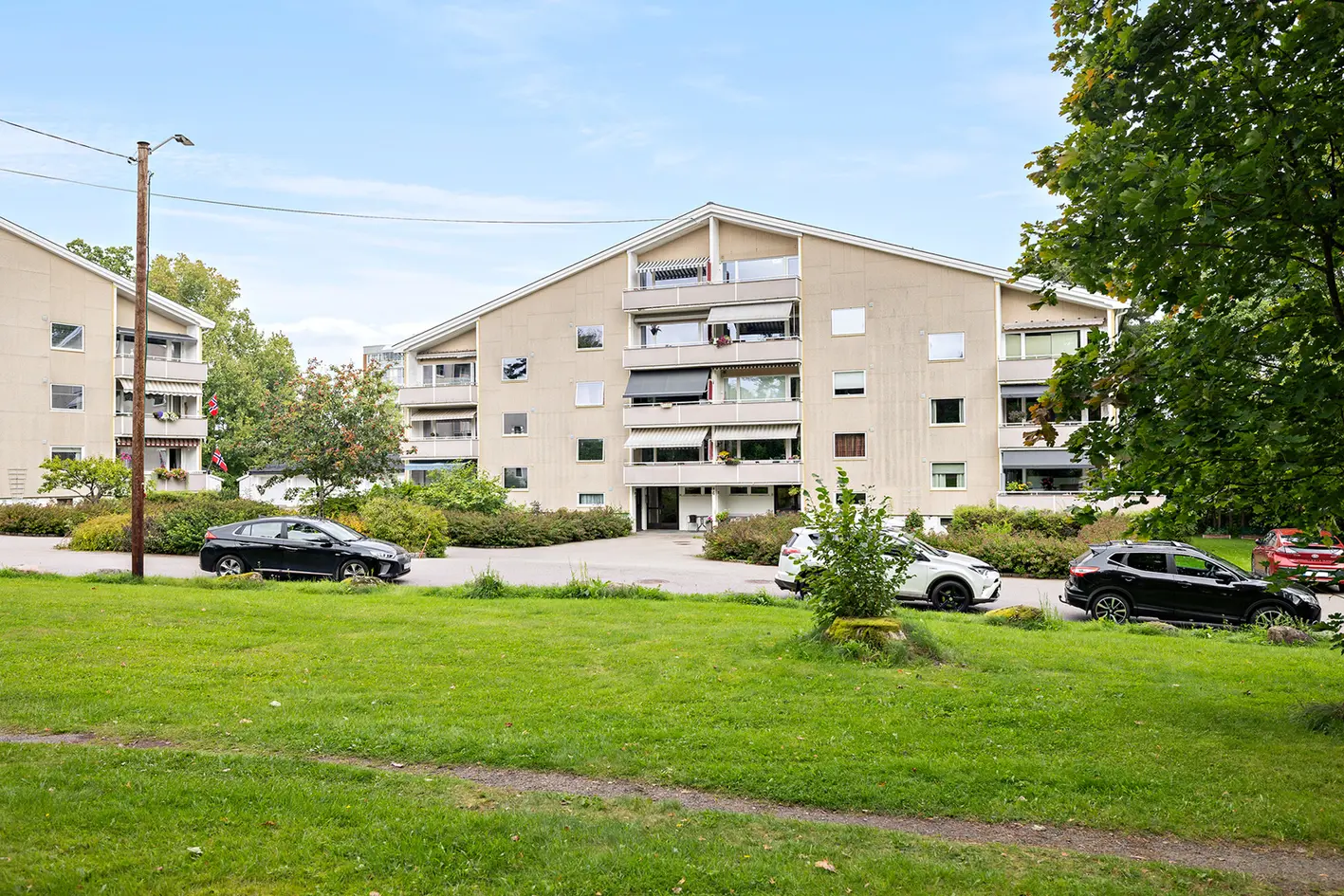 Romslig 3-roms leilighet med nyere bad og vestvendt balkong. Varmtvann og oppvarming inkl. akonto i felleskostnadene