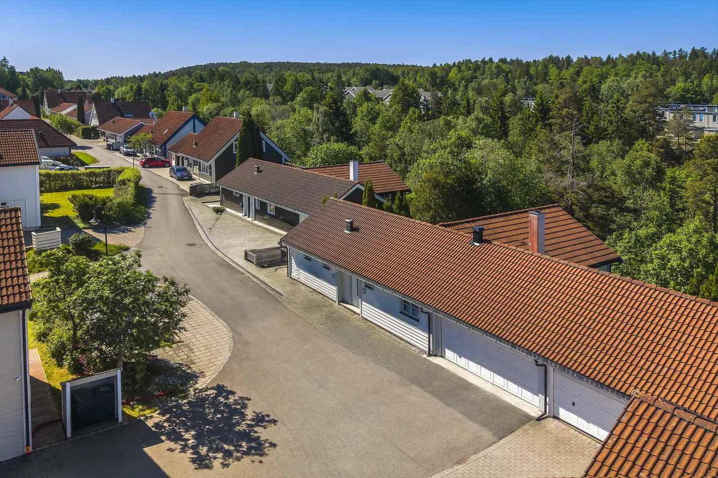 Frittliggende enebolig o/ to plan -to innganger -to bad - to kjøkken - dobb.garasje - flere uteplasser og hage -blindvei photo 4