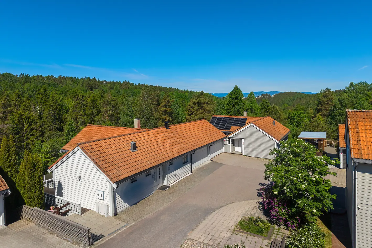 Frittliggende enebolig o/ to plan -to innganger -to bad - to kjøkken - dobb.garasje - flere uteplasser og hage -blindvei photo 3