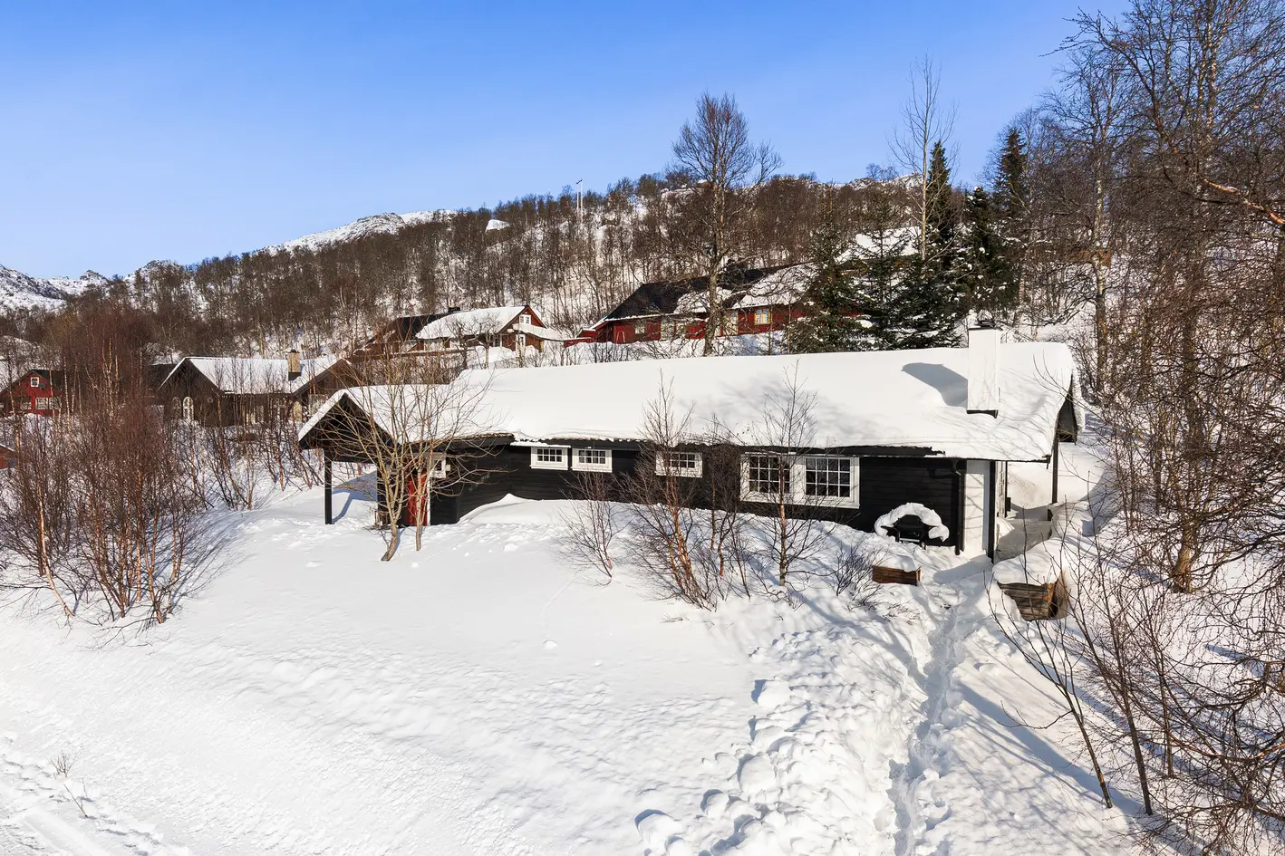 Nyoppusset hytte med gjennomgående god standard. Ski-in/ski-out til Fidjeland skitrekk. Gulvareal på 121 kvm., tjørhom