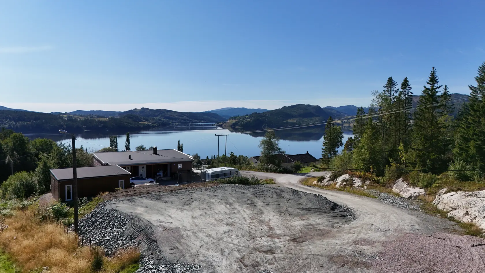 Flott utsiktstomt på 806 kvm innerst i blindvei på Vellamelen. Ingen byggeklausul. Opparbeidet og planert.