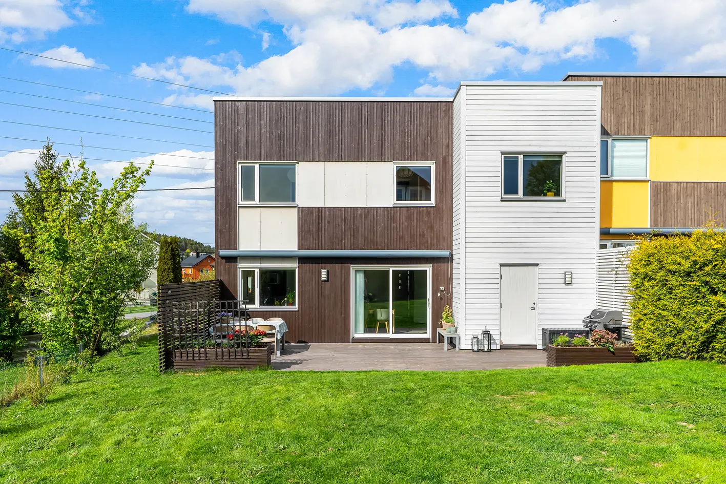 Innholdsrik funkis tomannsbolig fra 2015 m/flott terrasse og uteområde! Integrert garasje- Elbillader-Innerst i blindvei