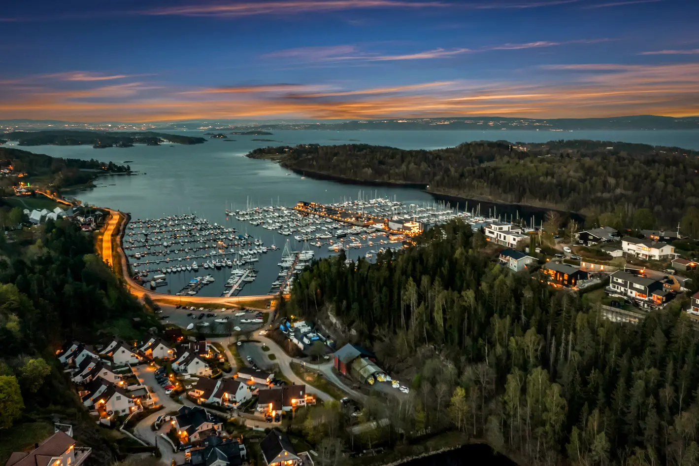 Lys og hyggelig 3-roms med sjønær beliggenhet, nydelig fjordutsikt og solrik terrasse | Garasje | God intern beliggenhet photo 3