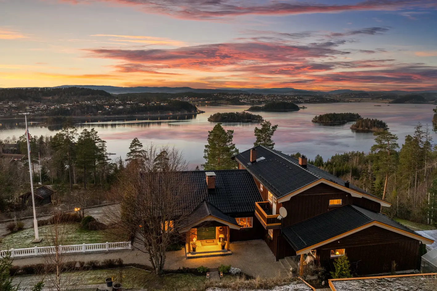 Flott eiendom - perfekt som generasjonsbolig. Storslagen utsikt. Hagestue, basseng, garasjer, uthus mm. photo 4