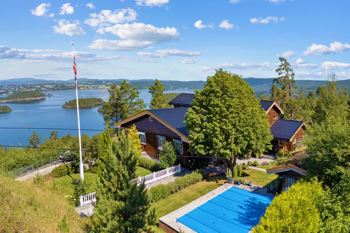 Flott eiendom - perfekt som generasjonsbolig. Storslagen utsikt. Hagestue, basseng, garasjer, uthus mm. photo 3