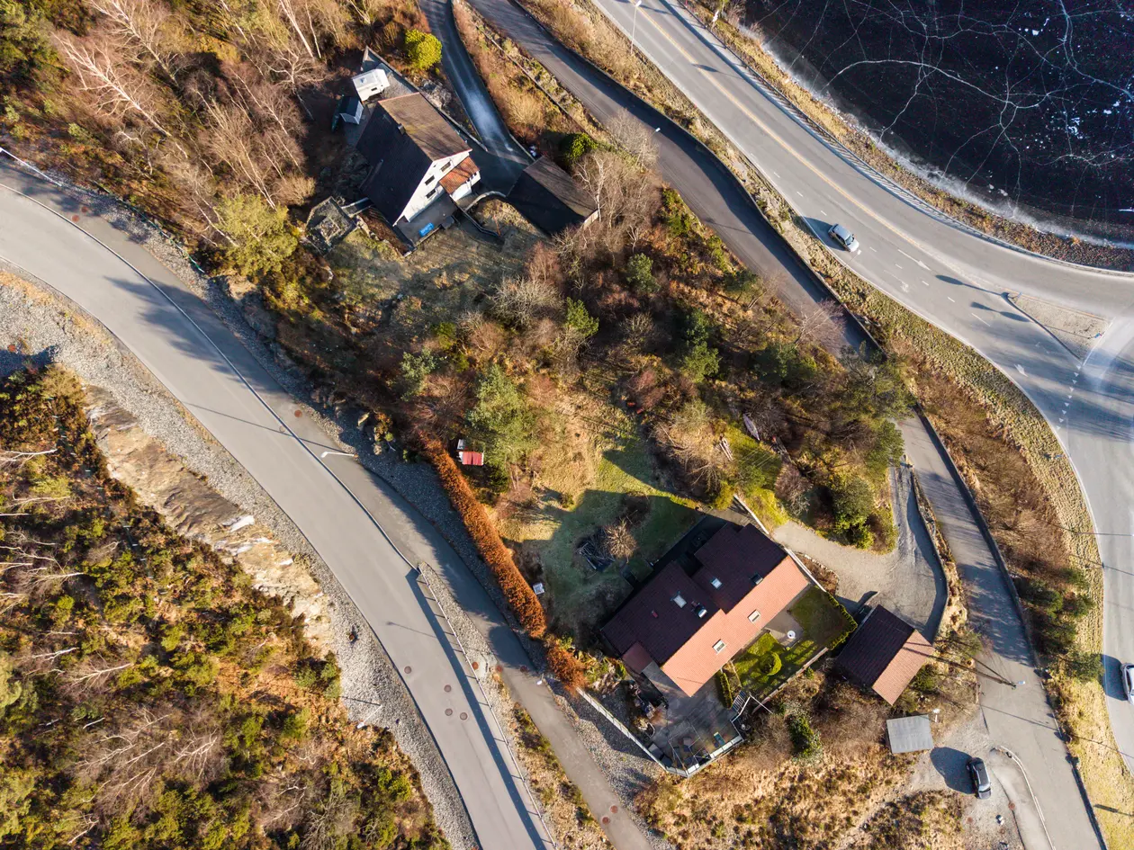 Flott tomt i regulert boligområde. Like i nærheten av Lønvarden. Barnehage, skole og butikk i gangavstand.