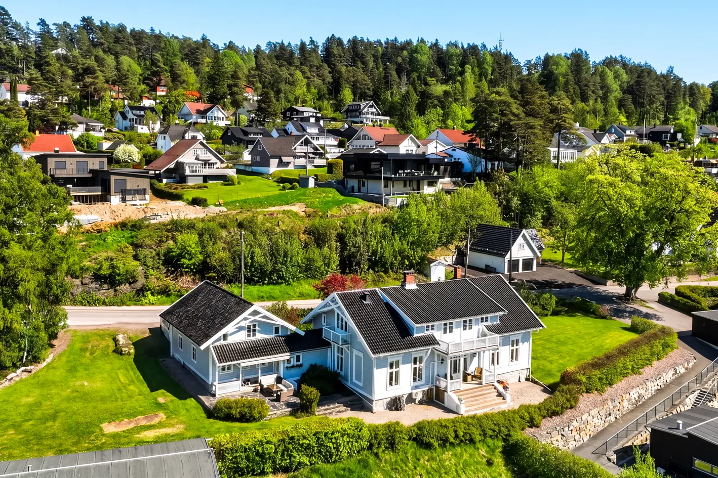 Herskapelig og påkostet eiendom på en av byens fineste utsiktstomter - Ca 2,1 mål tomt - Optimale solforhold
