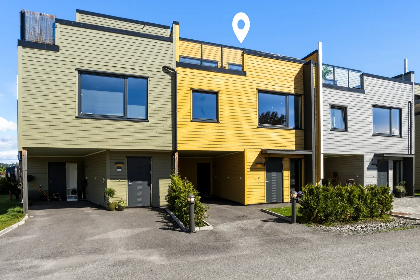 Flott, innholdsrik familiebolig i rekke - 3 sov & 2 bad - Carport - Stor, solrik terrasse -  Meget gode solforhold! 