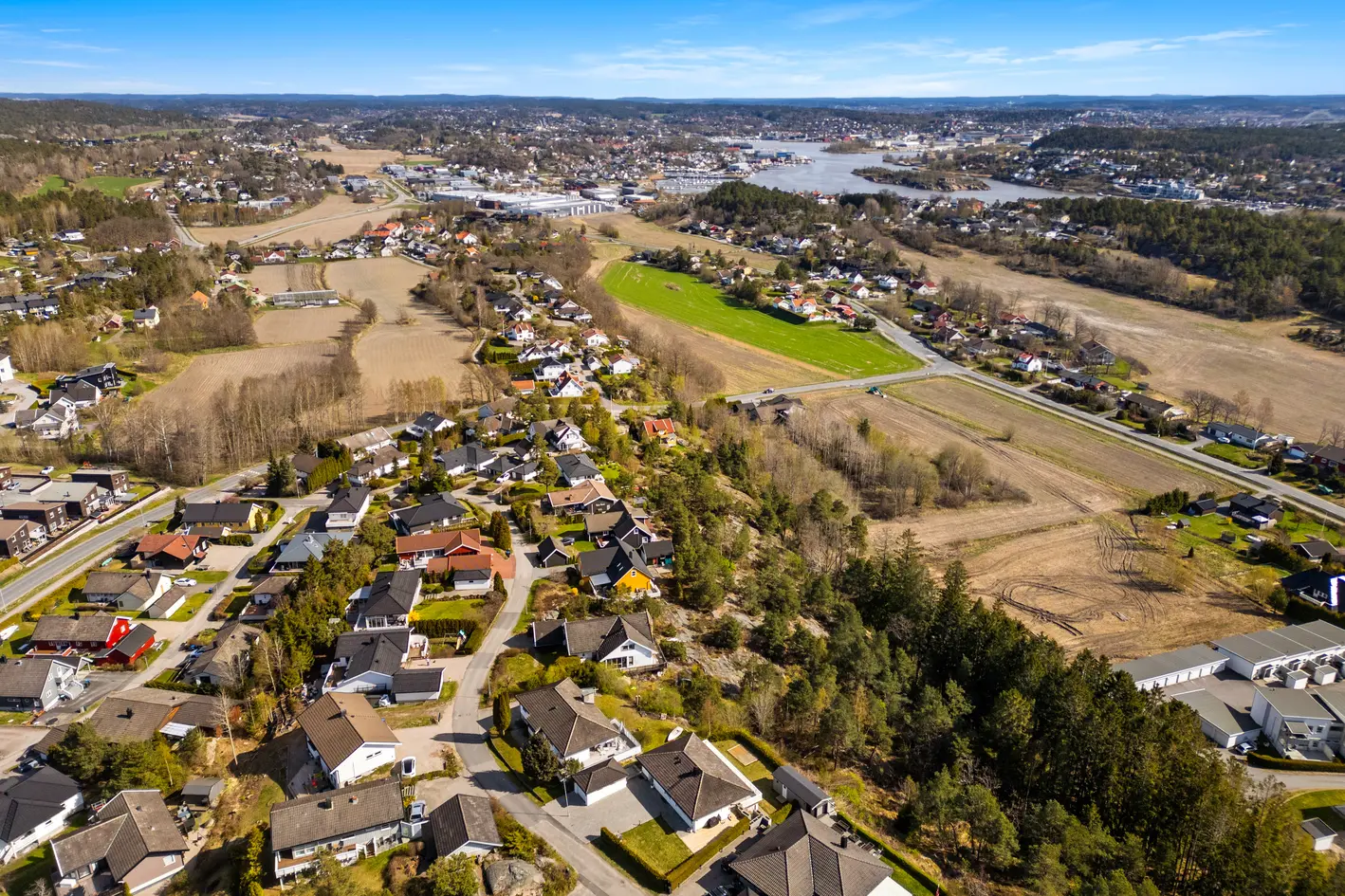 Oksviken - Påkostet familiebolig på solrikt høydedrag. Barnevennlig område. Potensial for 5 soverom. photo 5