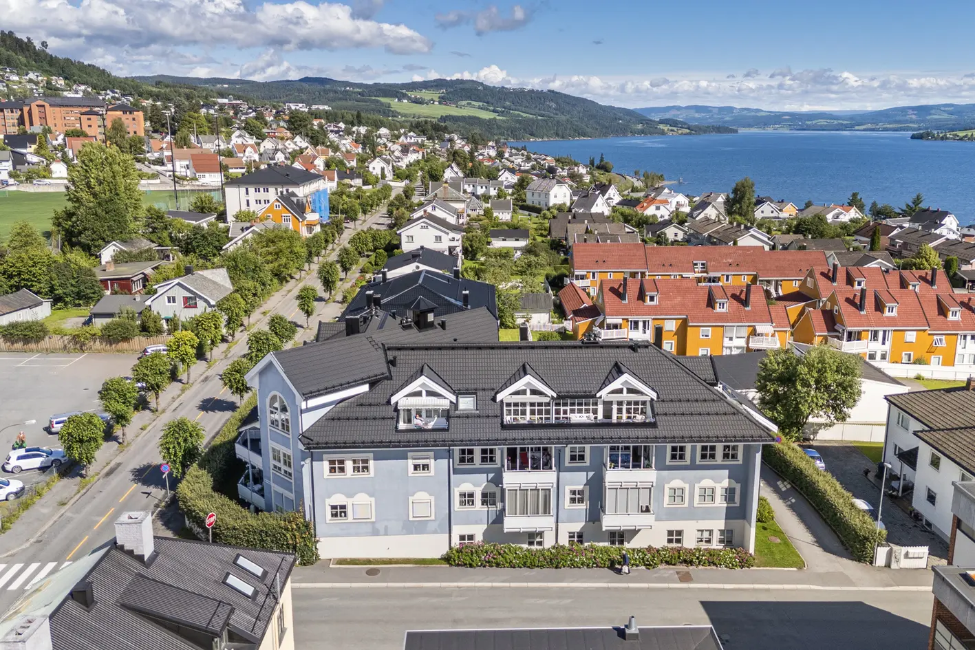 Lekker toppleilighet - peis - 3 solrike balkonger - ny heis - garasje - elbil- lader - fiber. Flott mjøsutsikt!