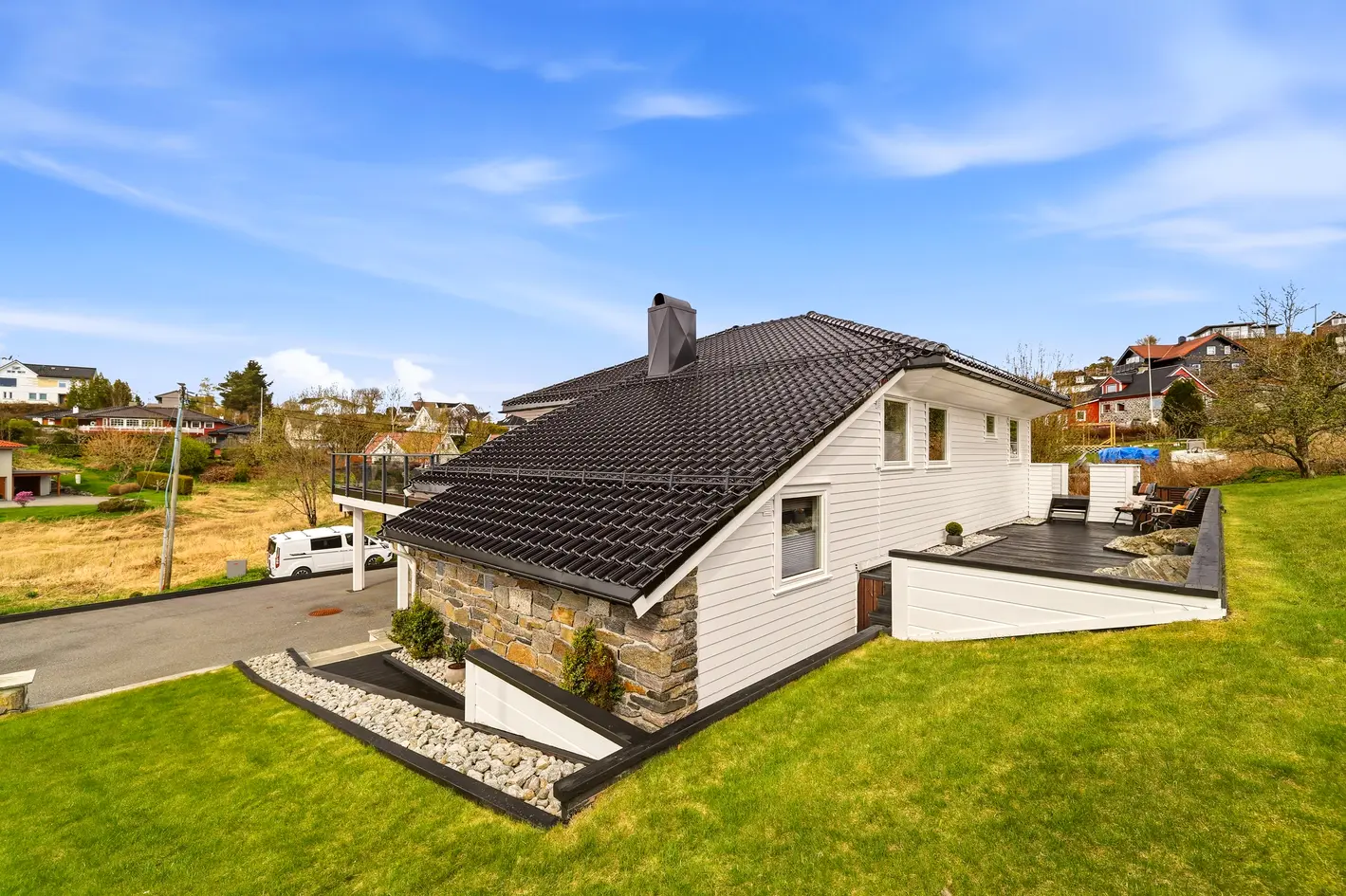 Hjellestad: Lekker enebolig med utleiedel | Solrik terrasse og flott sjøutsikt | Svært gode parkeringsforhold! photo 5