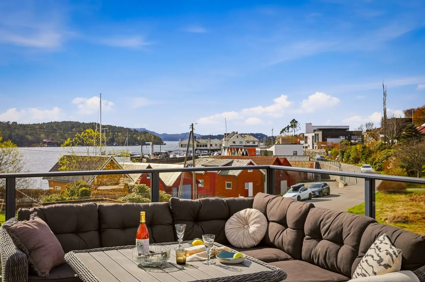 Hjellestad: Lekker enebolig med utleiedel | Solrik terrasse og flott sjøutsikt | Svært gode parkeringsforhold! photo 3