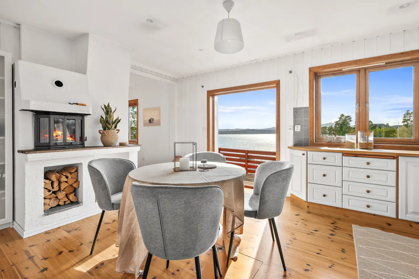 Fantastisk stor eiendom på Nesøya, usjenert beliggenhet på Søndre brygge med 180 graders sjøutsikt Gode solforhold. photo 3