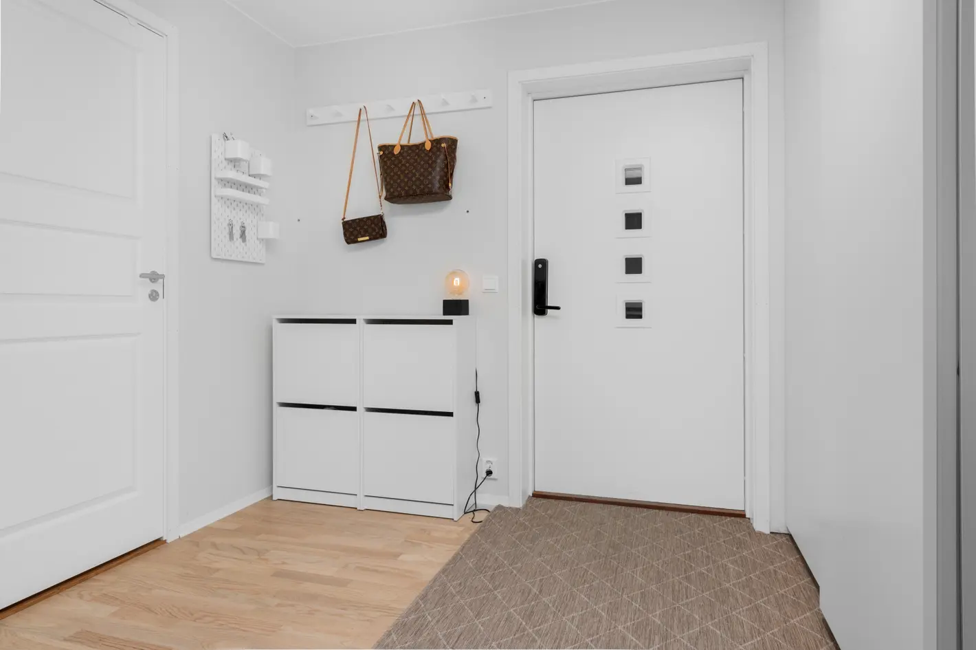 Lekker og moderne enebolig i kjede fra 2020 beliggende på Hoeggen - 3 soverom - Romslig balkong - Carport photo 3