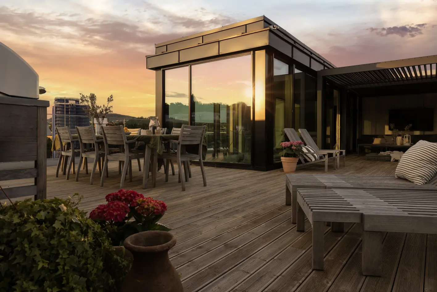 Unik toppleilighet på taket av Vulkan! 90m2 takterrasse med sol fra morgen til kveld. Flere balkonger. Heis. P-plass.
