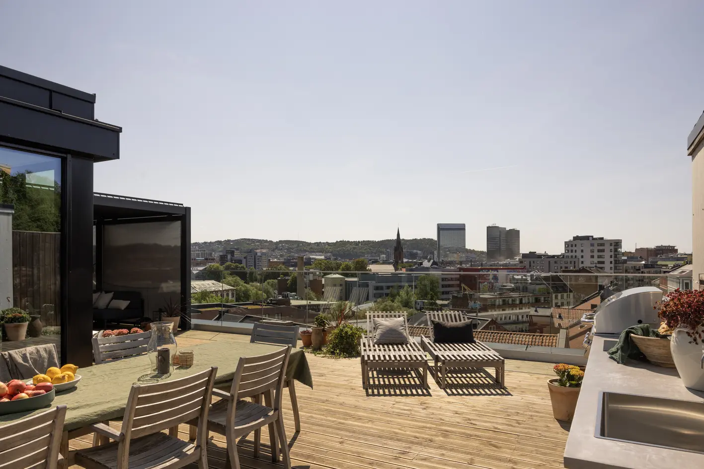Unik toppleilighet på taket av Vulkan! 90m2 takterrasse med sol fra morgen til kveld. Flere balkonger. Heis. P-plass. photo 2