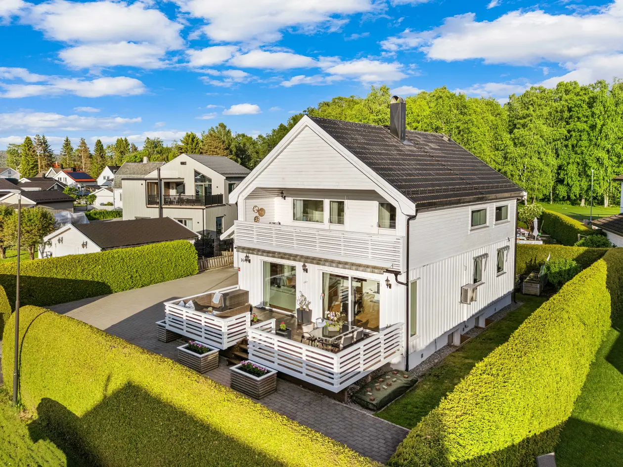 Innholdsrik og barnevennlig enebolig beliggende i rolig blindvei | Garasje | Solrike uteområder | 4 soverom | 3 bad photo 2