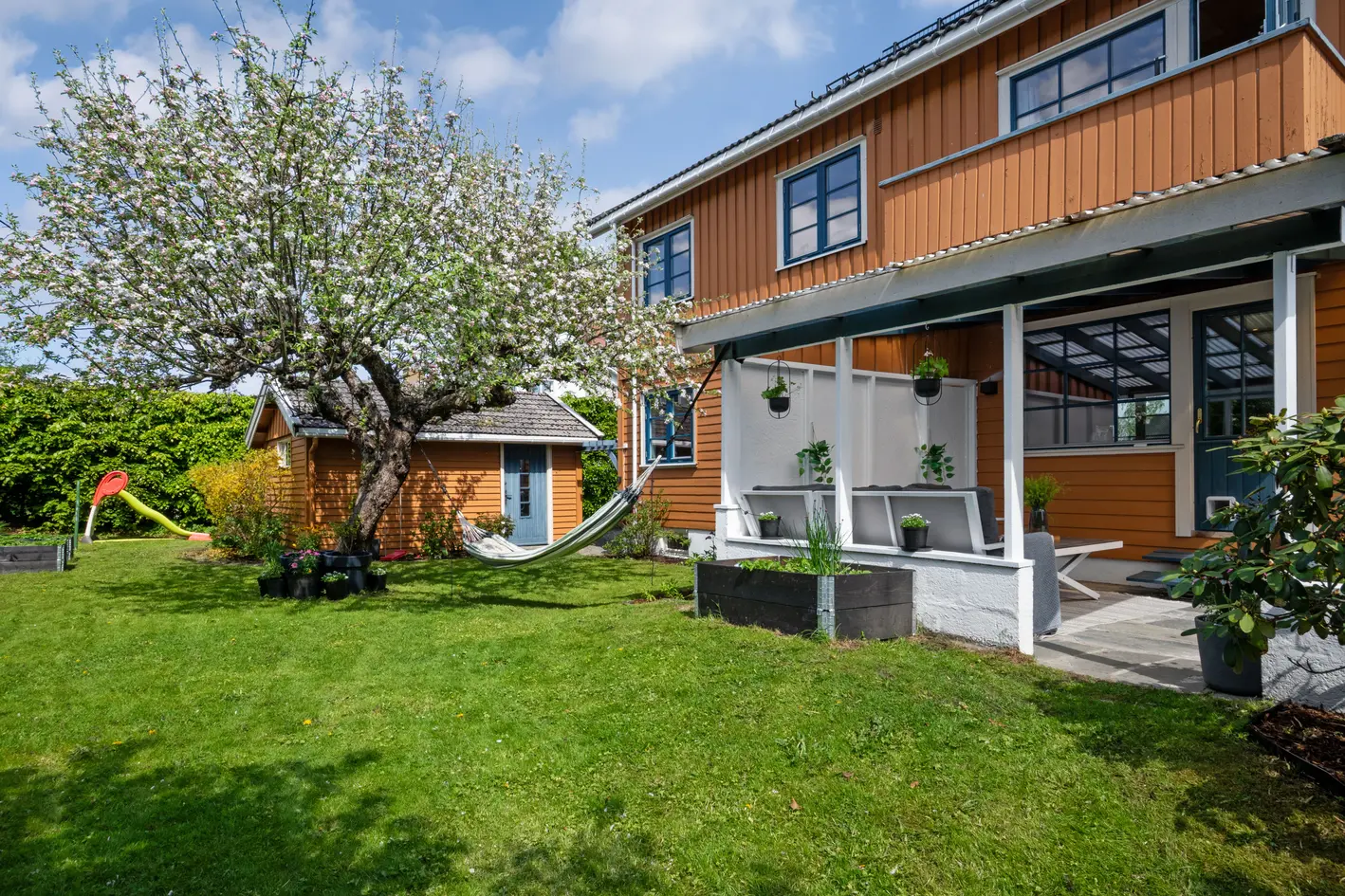 Elegant og innholdsrik familiebolig over 3 plan | 4 sov | Solrike uteplasser | Garasje | Attraktiv beliggenhet
