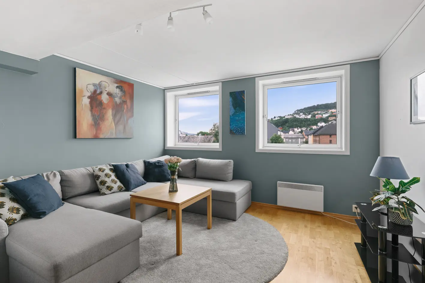 Stor og tiltalende 2-roms i 5. etasje med sentrumsnær beliggenhet. Felles takterrasse. Heis. Parkeringsmuligheter.