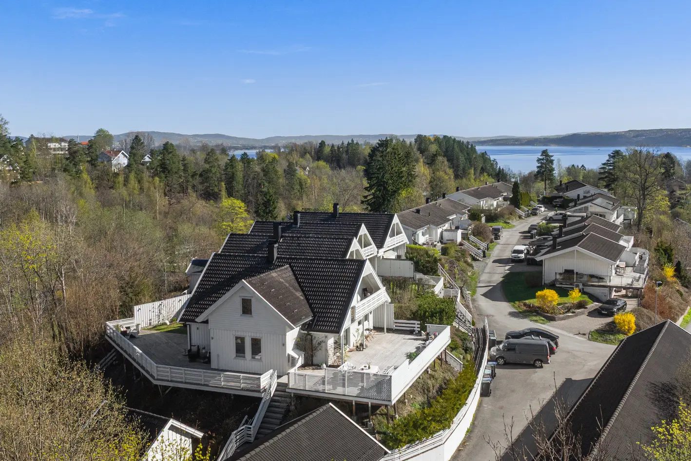 Innholdsrik familiebolig med 4 sov. | Stor, solrik terrasse | Rolig og attraktiv beliggenhet nær sjøen og Vollen sentrum photo 4
