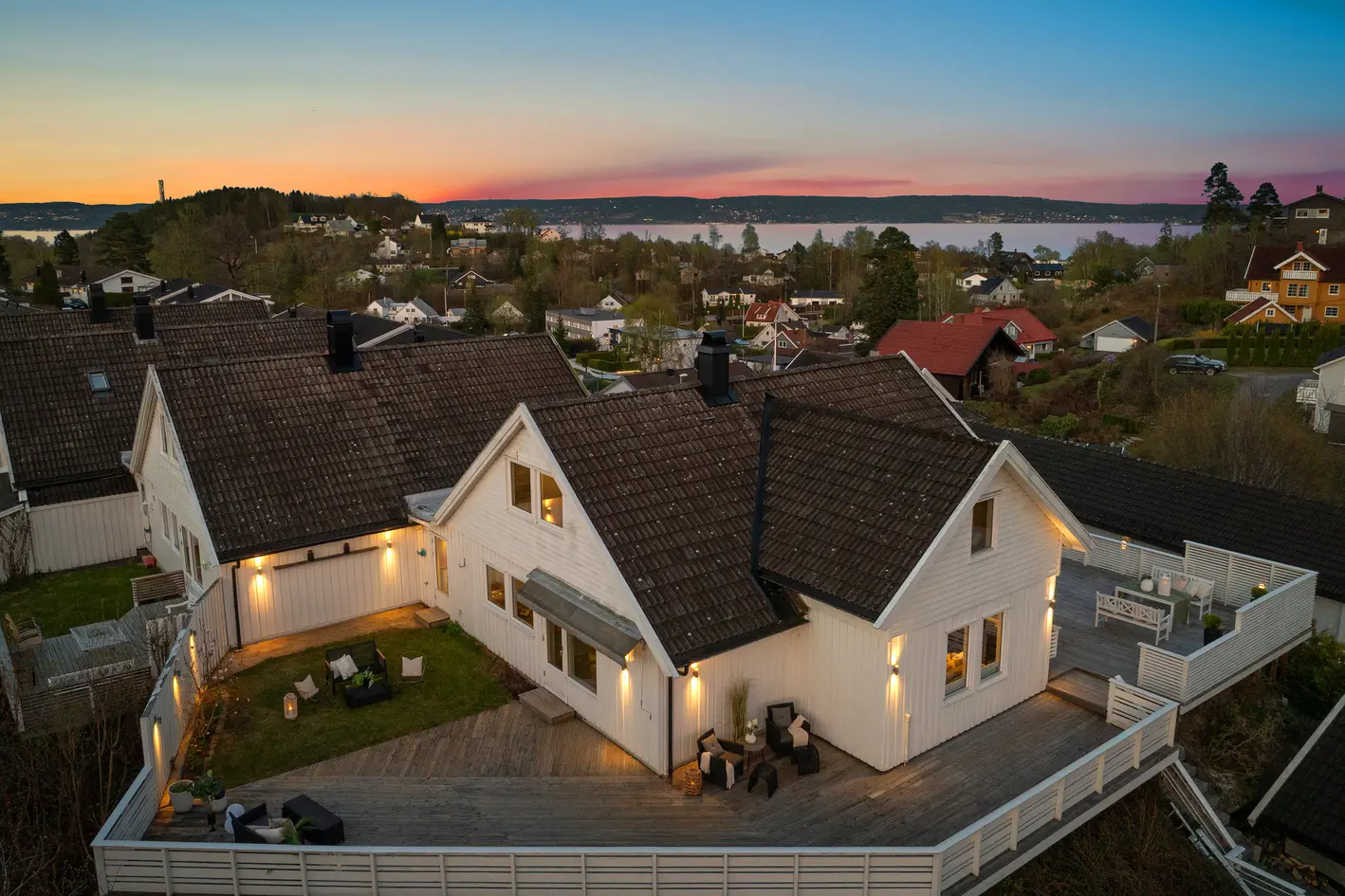 Innholdsrik familiebolig med 4 sov. | Stor, solrik terrasse | Rolig og attraktiv beliggenhet nær sjøen og Vollen sentrum
