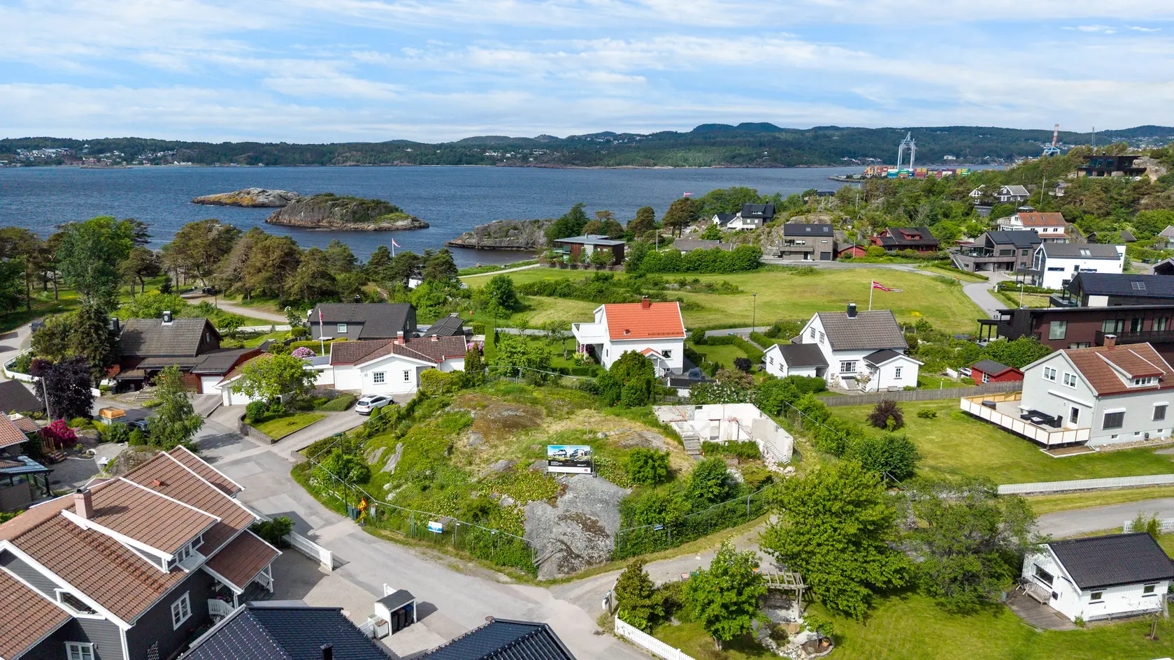 Unik mulighet på Steinsnes - attraktiv tomt i sjønære og familievennlige omgivelser. God utsikt til sjø!