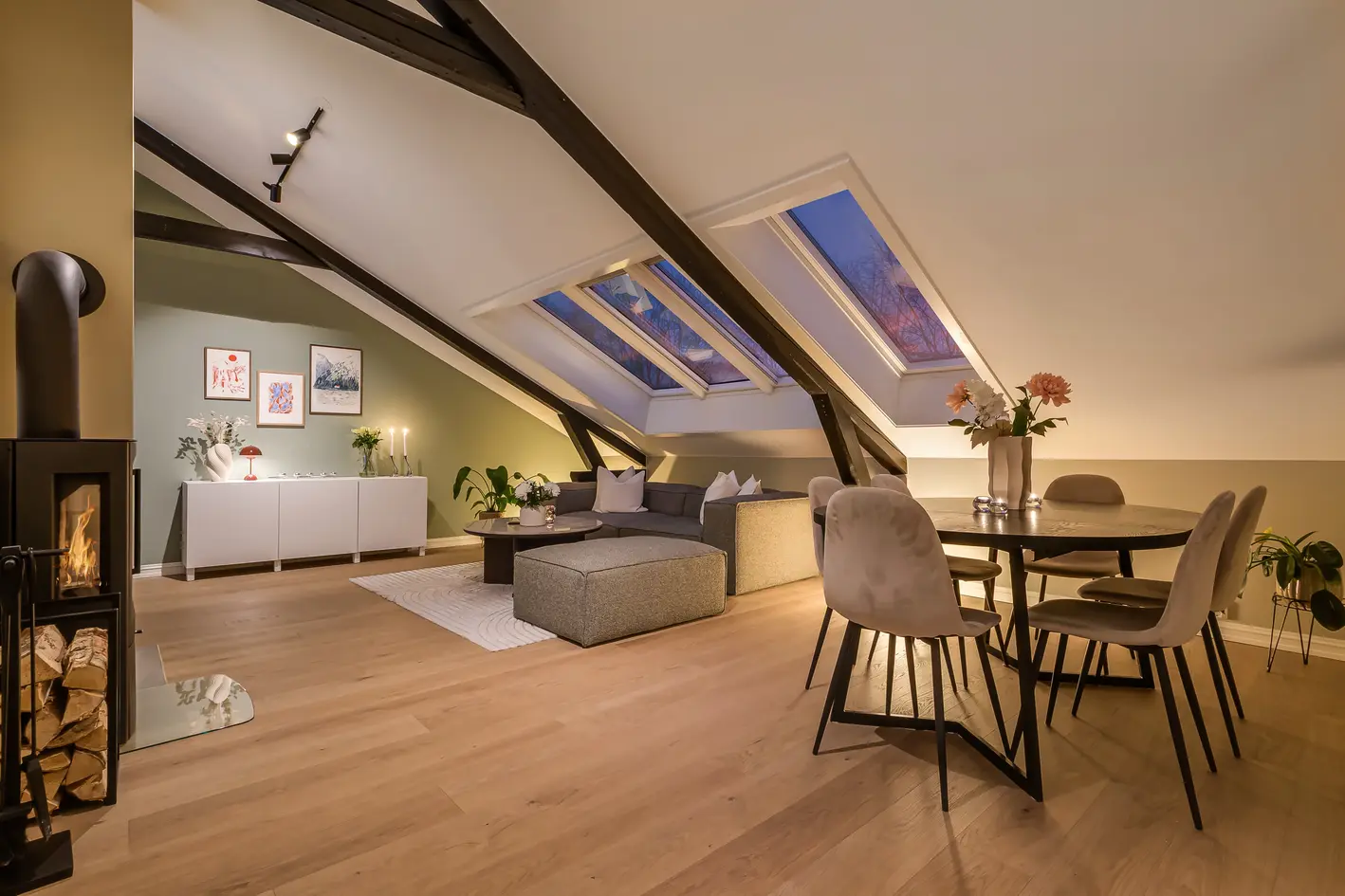 Lekker, nyoppusset 3-roms loftsleilighet - 3,6 m takhøyde - Solrik balk. Peis. Gulvareal 85m² - Rolig mot indre gård photo 4