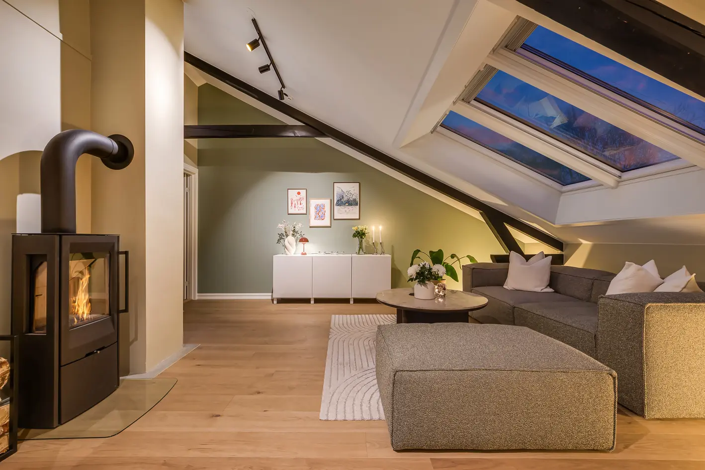 Lekker, nyoppusset 3-roms loftsleilighet - 3,6 m takhøyde - Solrik balk. Peis. Gulvareal 85m² - Rolig mot indre gård photo 5