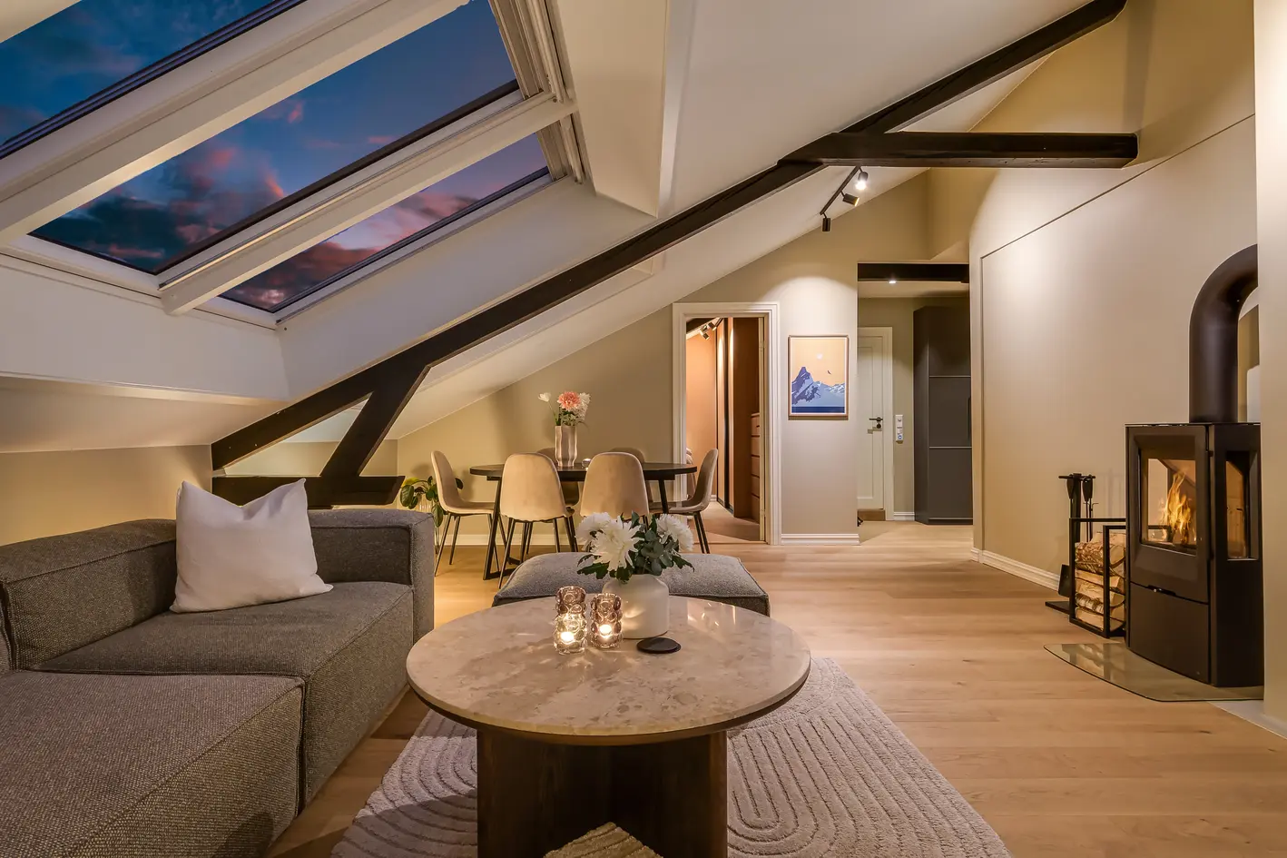 Lekker, nyoppusset 3-roms loftsleilighet - 3,6 m takhøyde - Solrik balk. Peis. Gulvareal 85m² - Rolig mot indre gård photo 2