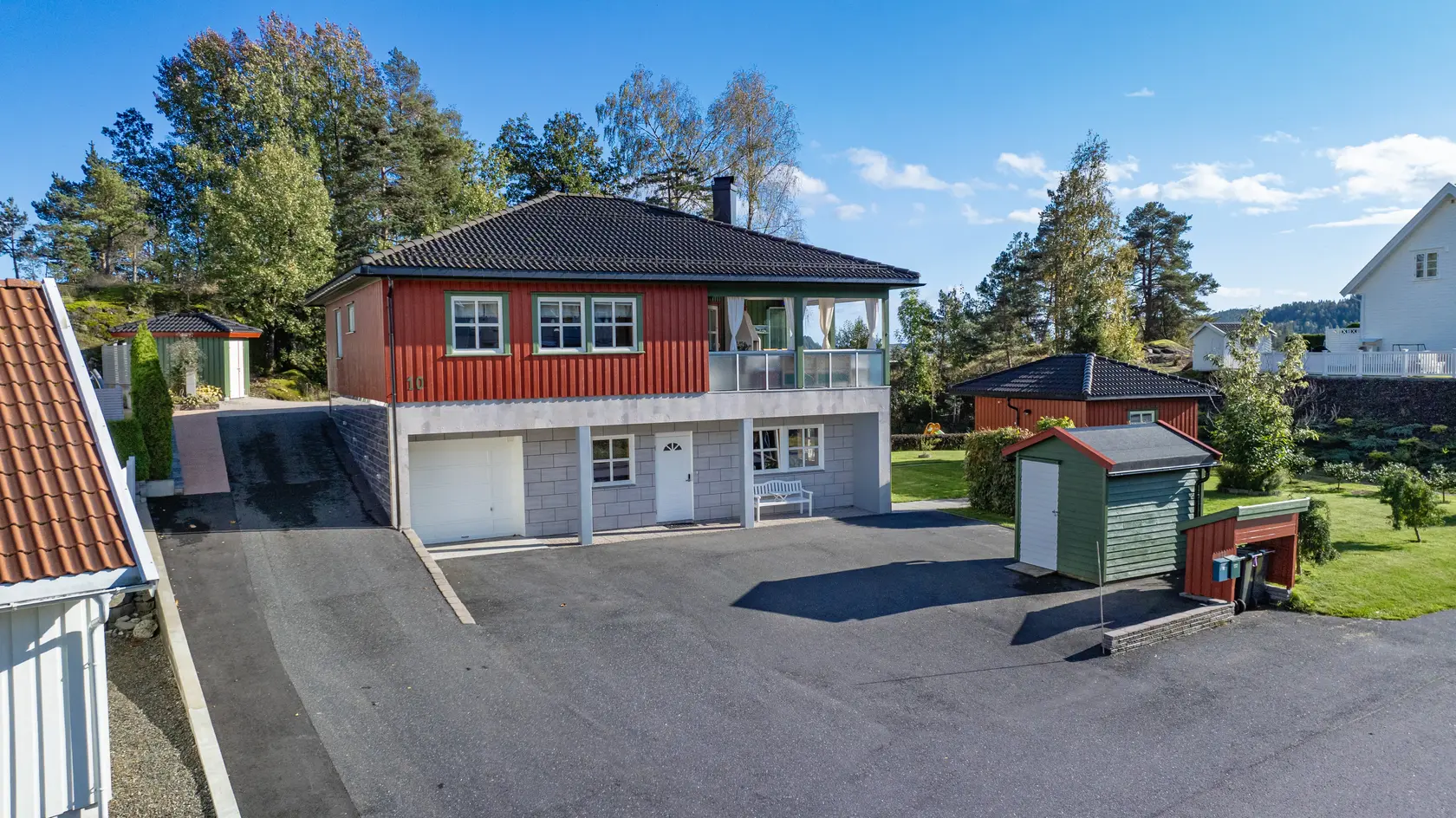 Lettstelt enebolig m/ utleiedel, garasje og innredet uthus.