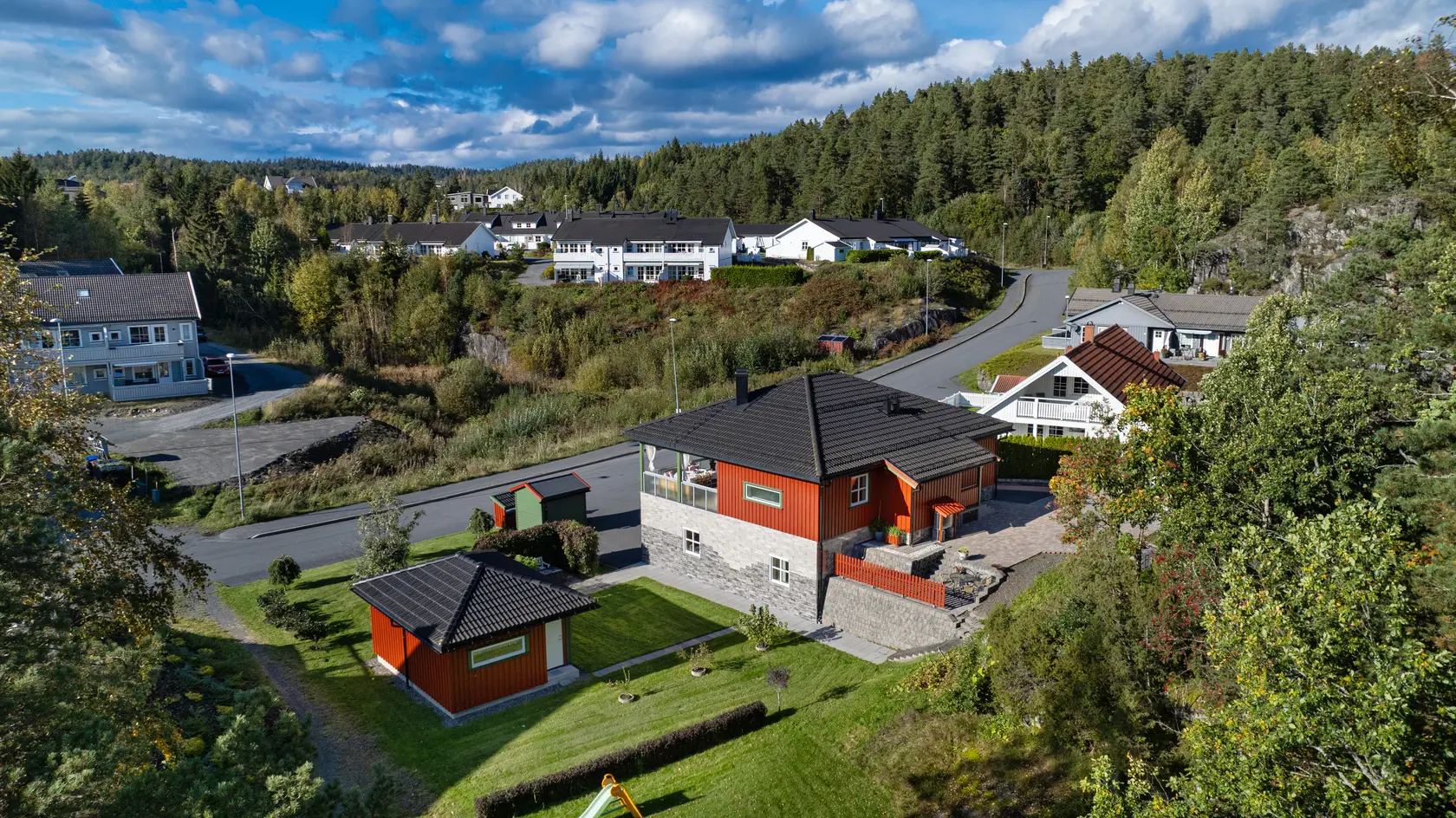 Lettstelt enebolig m/ utleiedel, garasje og innredet uthus. photo 3