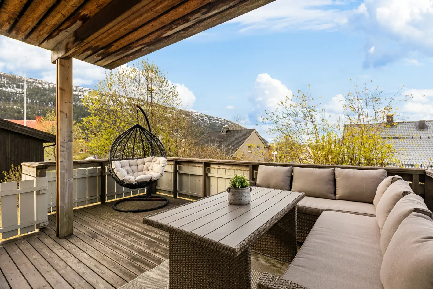 Innbydende halvpart av horisontaldelt tomannsbolig| Delikat kjøkken & bad | Solrik terrasse med utgang til hage |Garasje photo 2