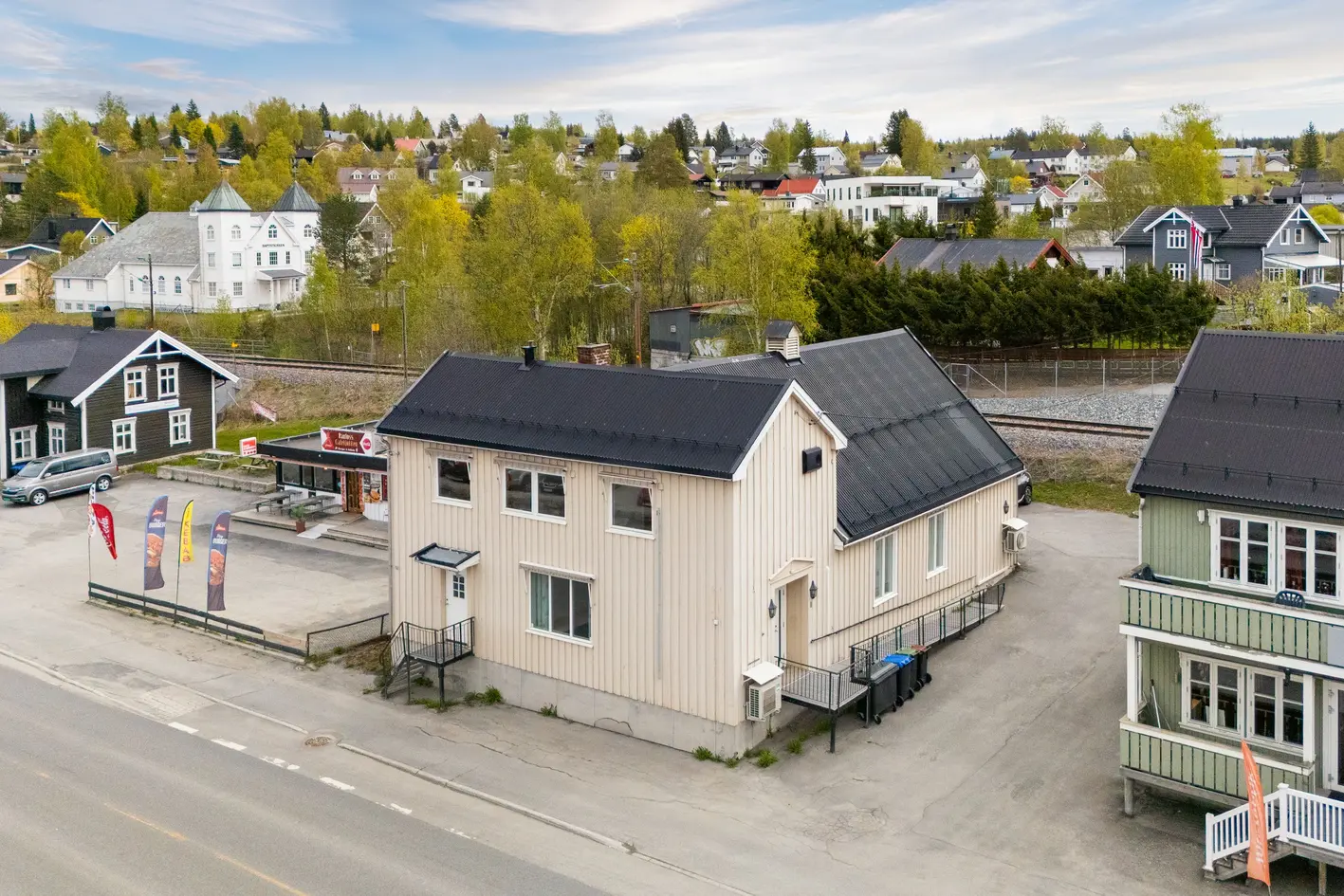 Godt vedlikeholdt kombinasjonseiendom holder sentral beliggenhet i sentrum - Parkeringsplasser, raufoss