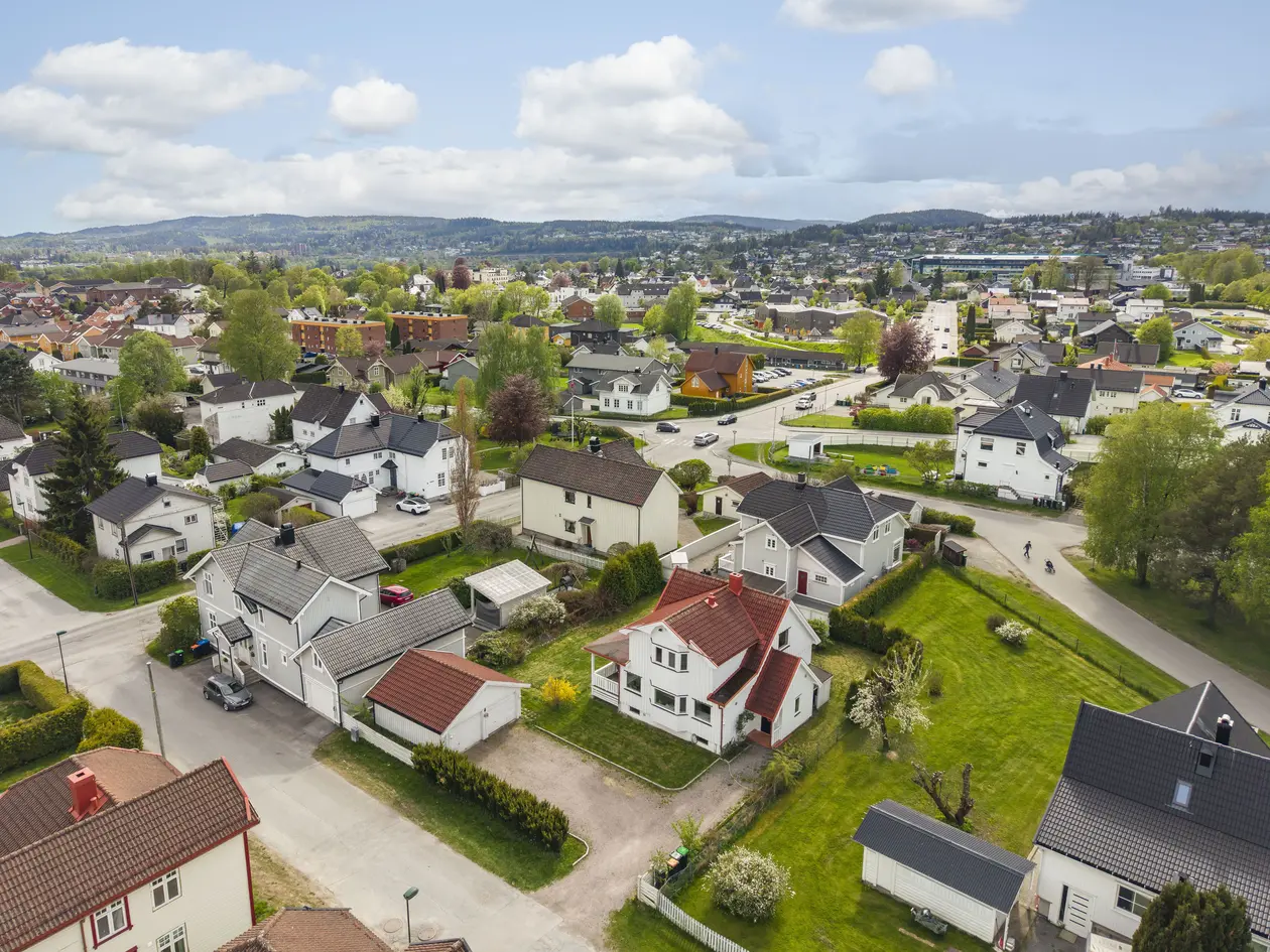 Innholdsrik enebolig med sentral beliggenhet! 4 soverom, to bad, dobbel garasje m.m. photo 3