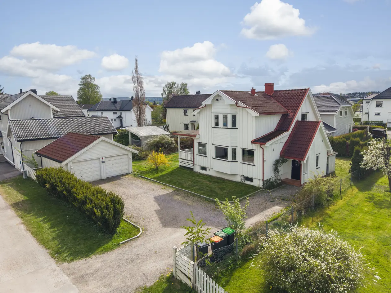 Innholdsrik enebolig med sentral beliggenhet! 4 soverom, to bad, dobbel garasje m.m.