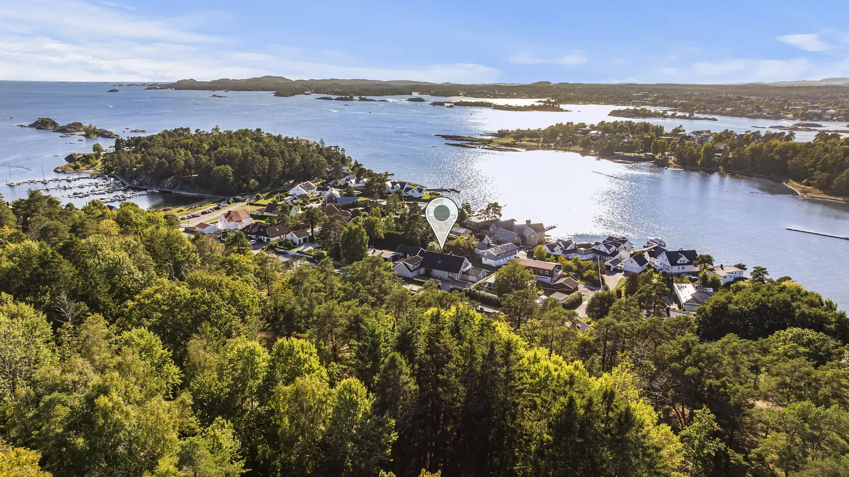 Særdeles populært beliggende enebolig like ved sjø og badestrand - Gode utleiemuligheter - Totalt bruksareal 518 kvm.
