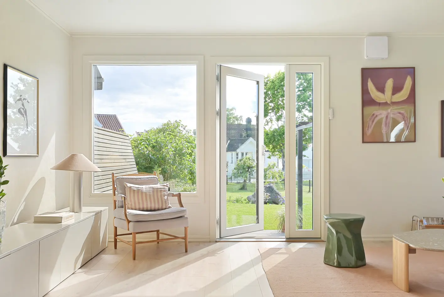 Flott familiebolig m/ nydelig hage og eneboligfølelse - Solrike uteplasser på totalt 69 m² - Dobbelgarasje m/lader photo 5