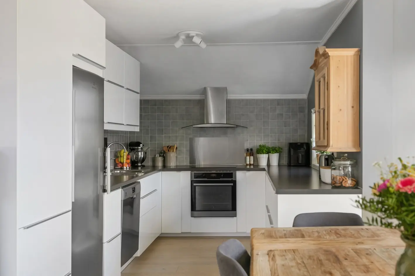 Lys og fin topp- og endeleilighet med to solrike terrasser - Romslig loftstue - Garasjeplass m/el - Flott utsikt photo 2